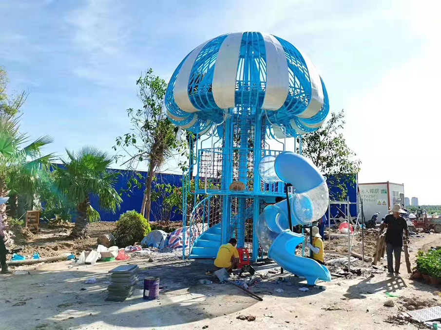 室外游樂園無動力設(shè)備現(xiàn)場安裝圖