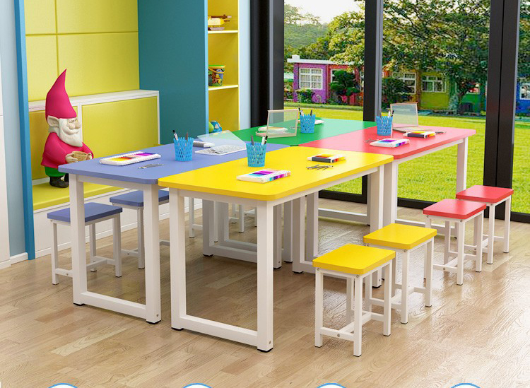 幼兒園拼色課桌椅實物圖