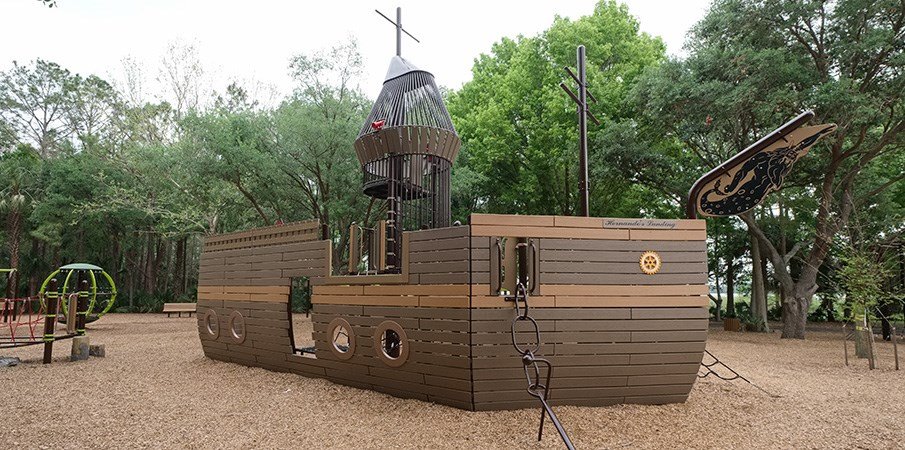 海盜船無(wú)動(dòng)力游樂(lè)設(shè)施實(shí)物圖