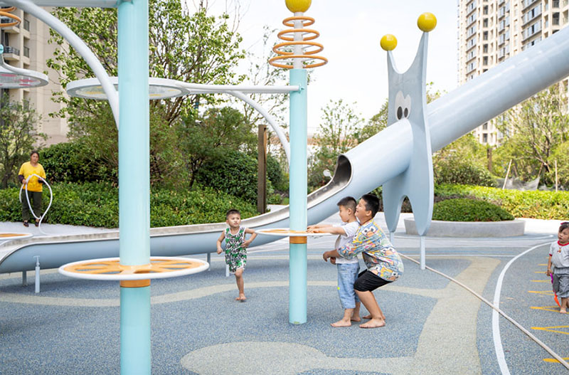 社區(qū)兒童樂園設(shè)施實(shí)拍圖
