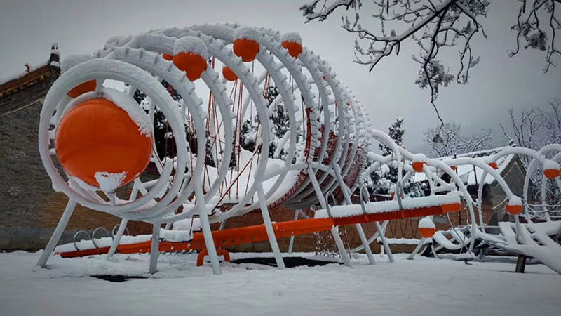 毛毛蟲造型攀爬設(shè)備雪景圖