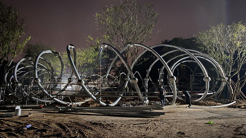 毛毛蟲造型攀爬設(shè)備安裝現(xiàn)場