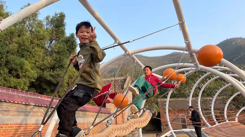 毛毛蟲造型攀爬設(shè)備秋千圖