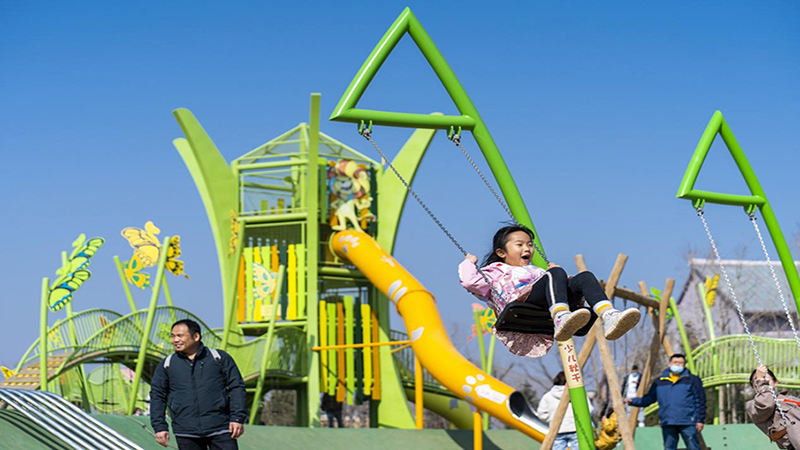 春意十足的主題兒童樂園秋千