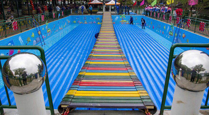 室外最新游樂(lè)設(shè)備-搖擺橋圖片