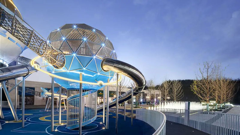 太空飛船主題攀爬樂園夜景圖