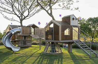 小區(qū)獨特的木質(zhì)組合滑梯設計