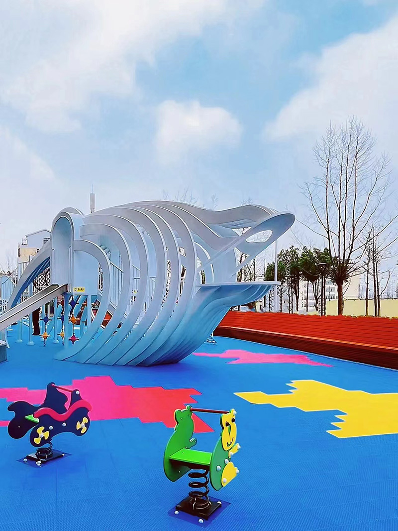 鯨魚造型小區(qū)新型游樂設(shè)備