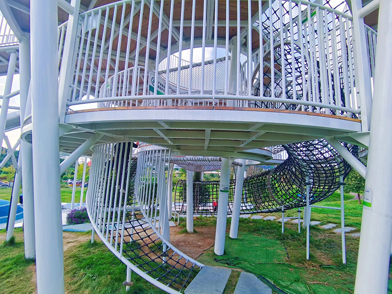大型戶外不銹鋼滑梯細(xì)節(jié)