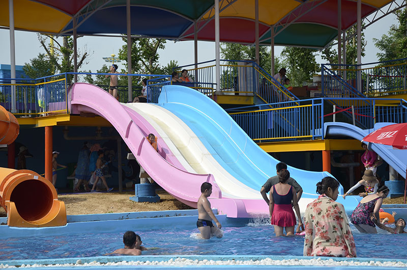 水上樂園彩虹滑梯