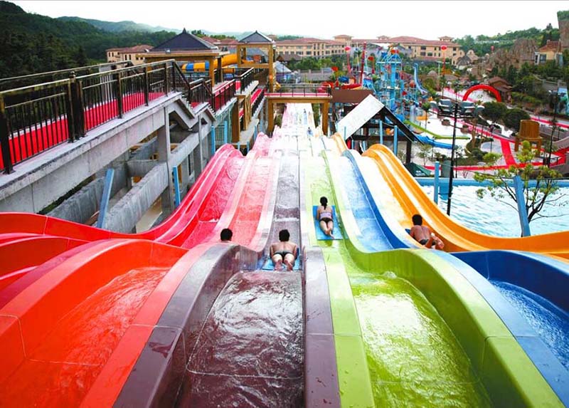 水上樂園彩虹滑梯