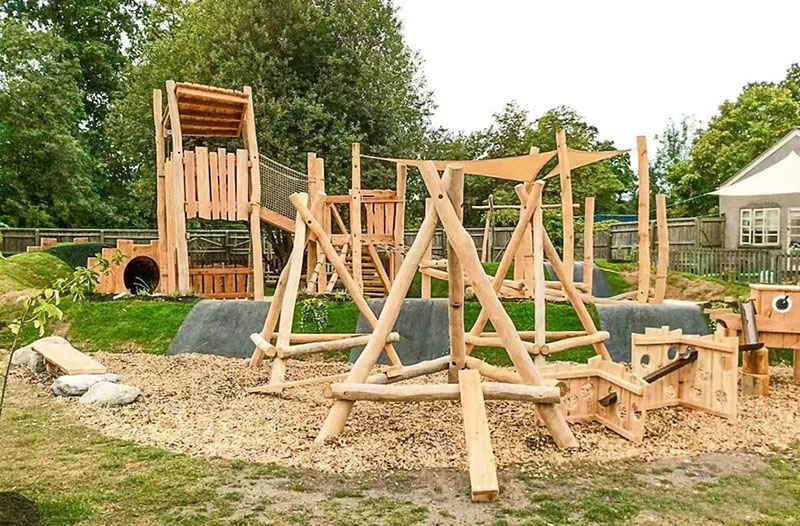 大型原木戶外拓展設(shè)備