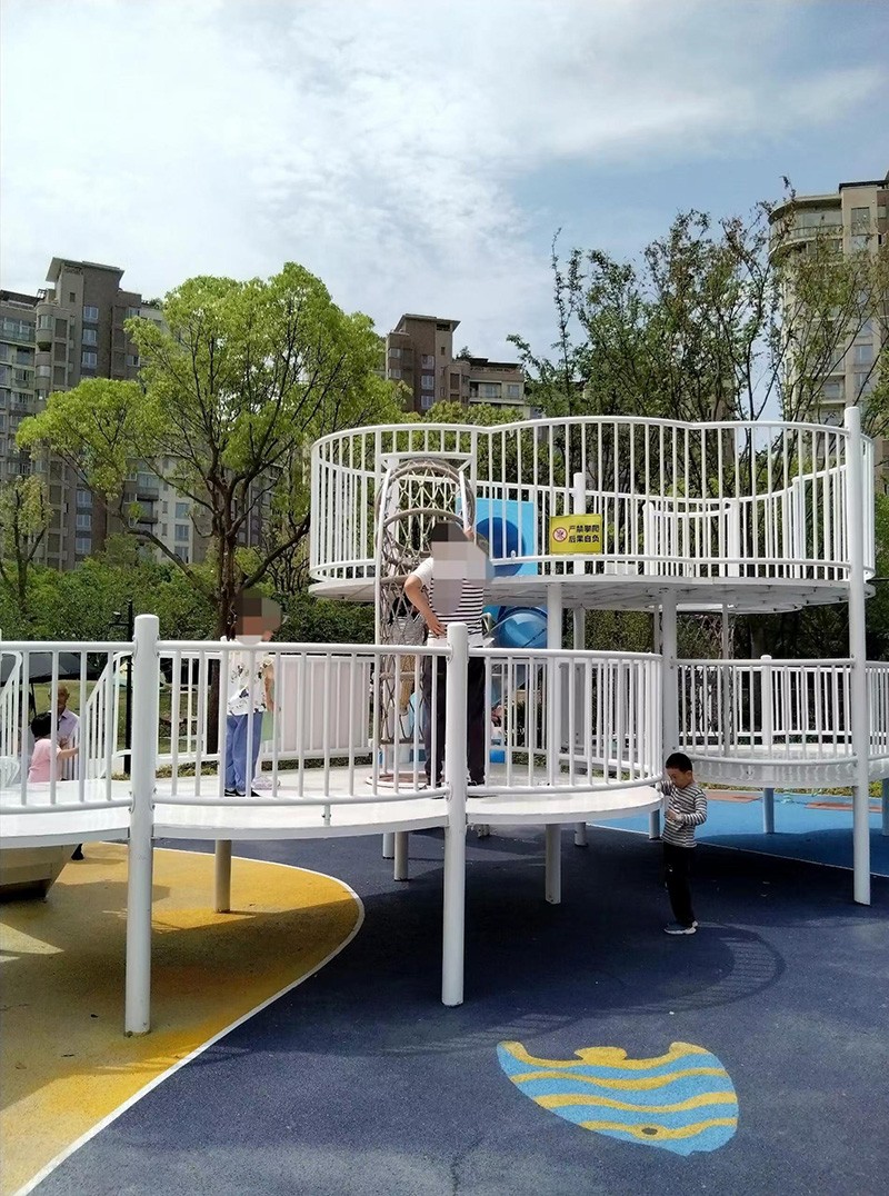 小區(qū)非標(biāo)廊架組合設(shè)備效果