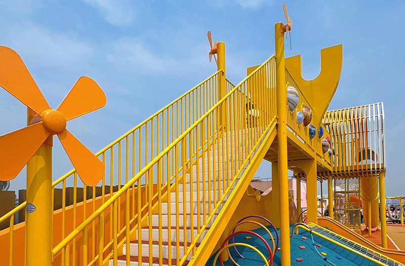 商業(yè)街游樂設備側(cè)面圖
