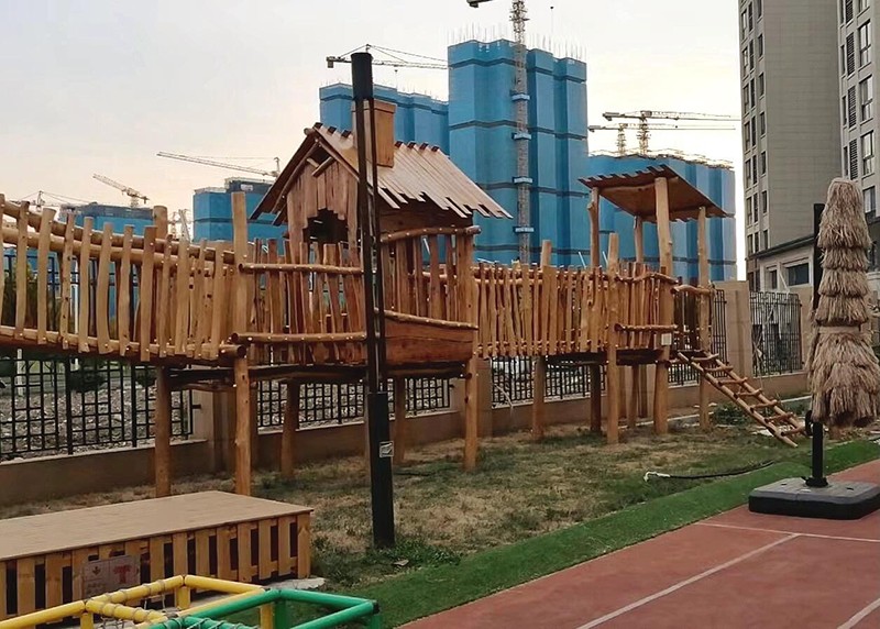 大型幼兒園木質(zhì)滑梯