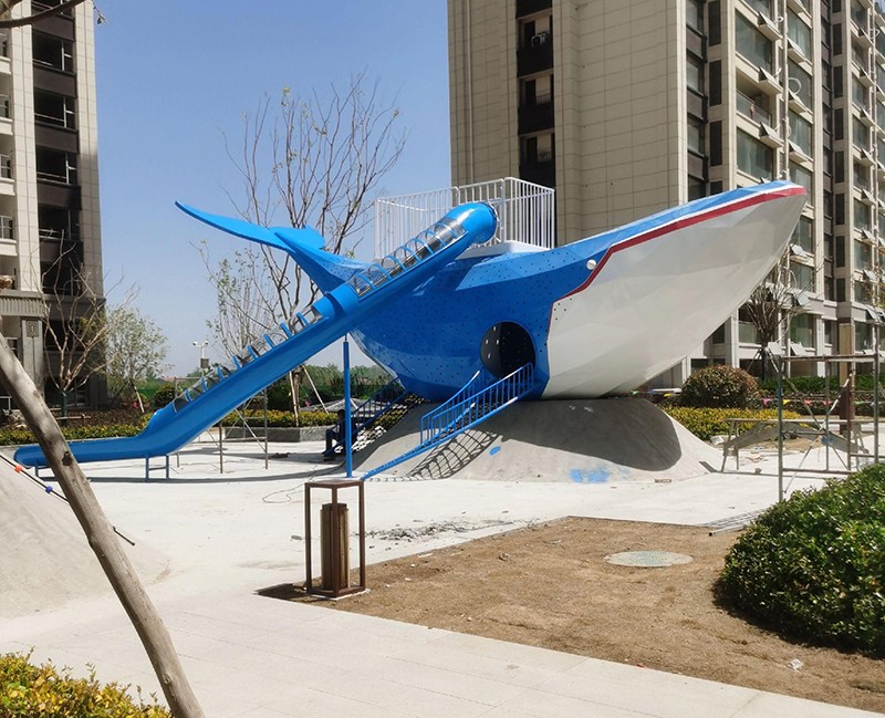 小區(qū)鯨魚戶外游樂設(shè)備項目正面實拍