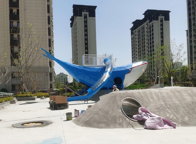 小區(qū)鯨魚戶外游樂設(shè)備項目側(cè)面