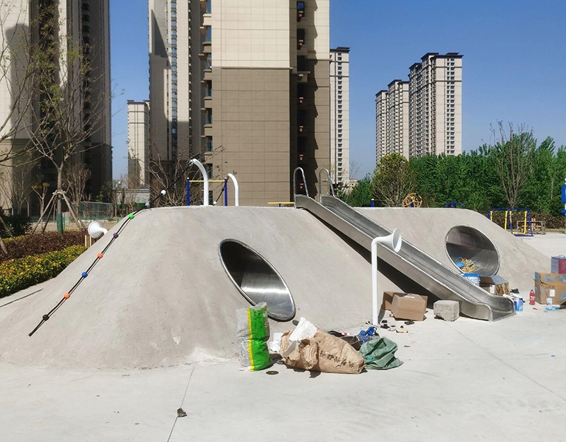 小區(qū)鯨魚戶外游樂設(shè)備項目鉆洞